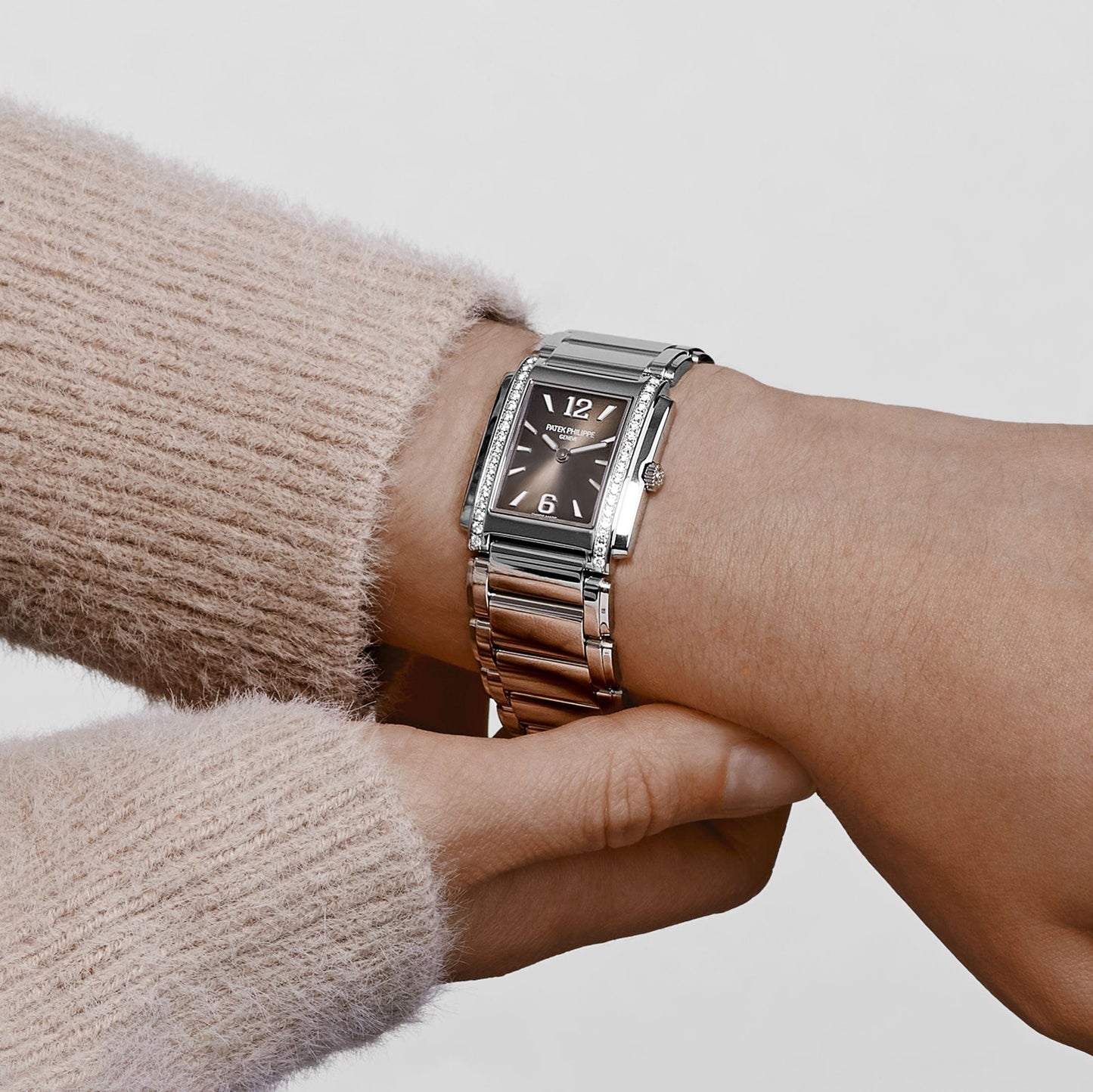 Patek Philippe Twenty-4 4910/1200A-010 « Femme » Acier Inoxydable Cadran Gris Lunette Diamants Quartz (2024)