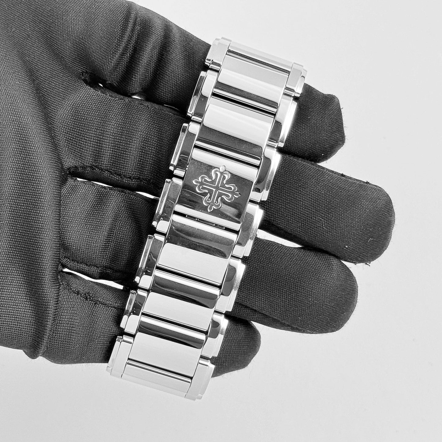 Patek Philippe Twenty-4 4910/1200A-010 « Femme » Acier Inoxydable Cadran Gris Lunette Diamants Quartz (2024)