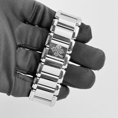 Patek Philippe Twenty-4 4910/1200A-010 « Femme » Acier Inoxydable Cadran Gris Lunette Diamants Quartz (2024)