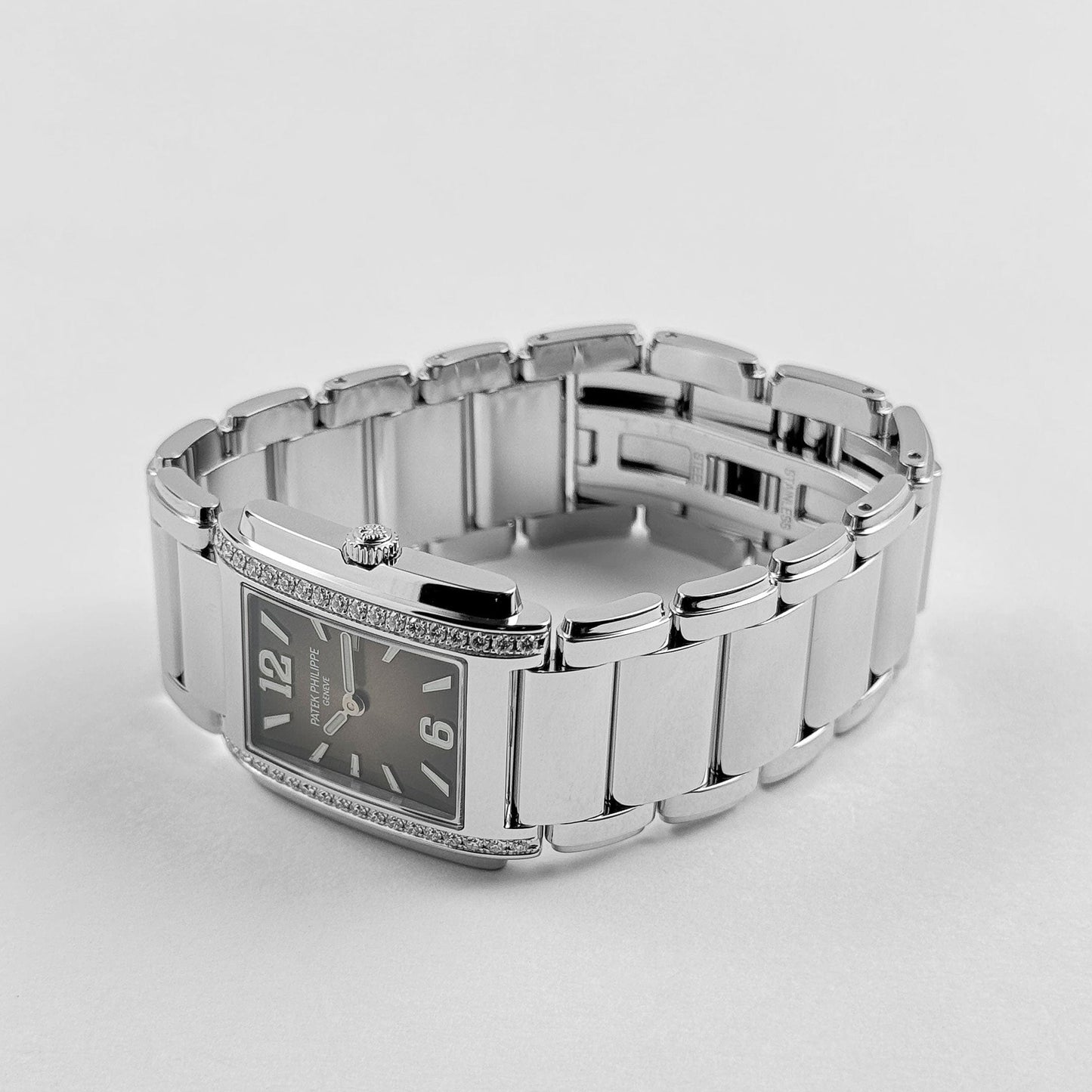 Patek Philippe Twenty-4 4910/1200A-010 « Femme » Acier Inoxydable Cadran Gris Lunette Diamants Quartz (2024)