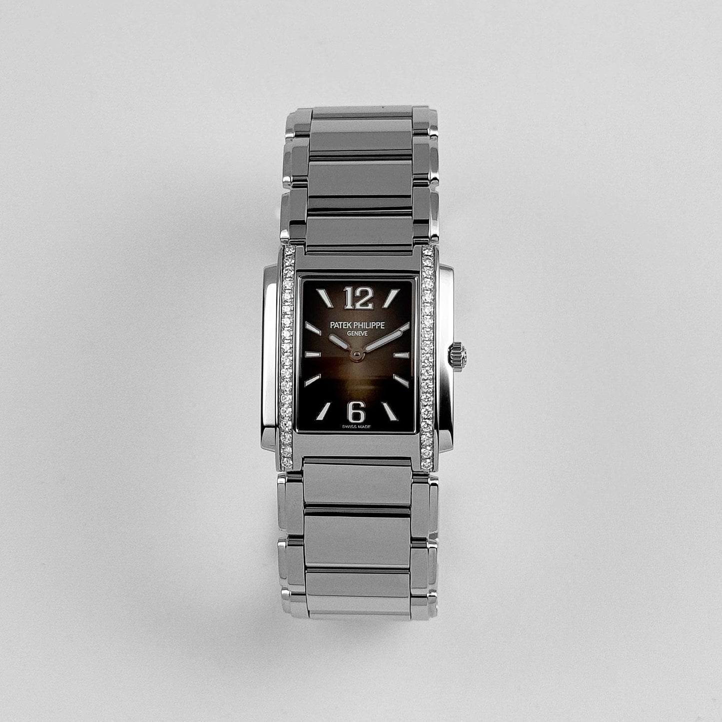 Patek Philippe Twenty-4 4910/1200A-010 « Femme » Acier Inoxydable Cadran Gris Lunette Diamants Quartz (2024)
